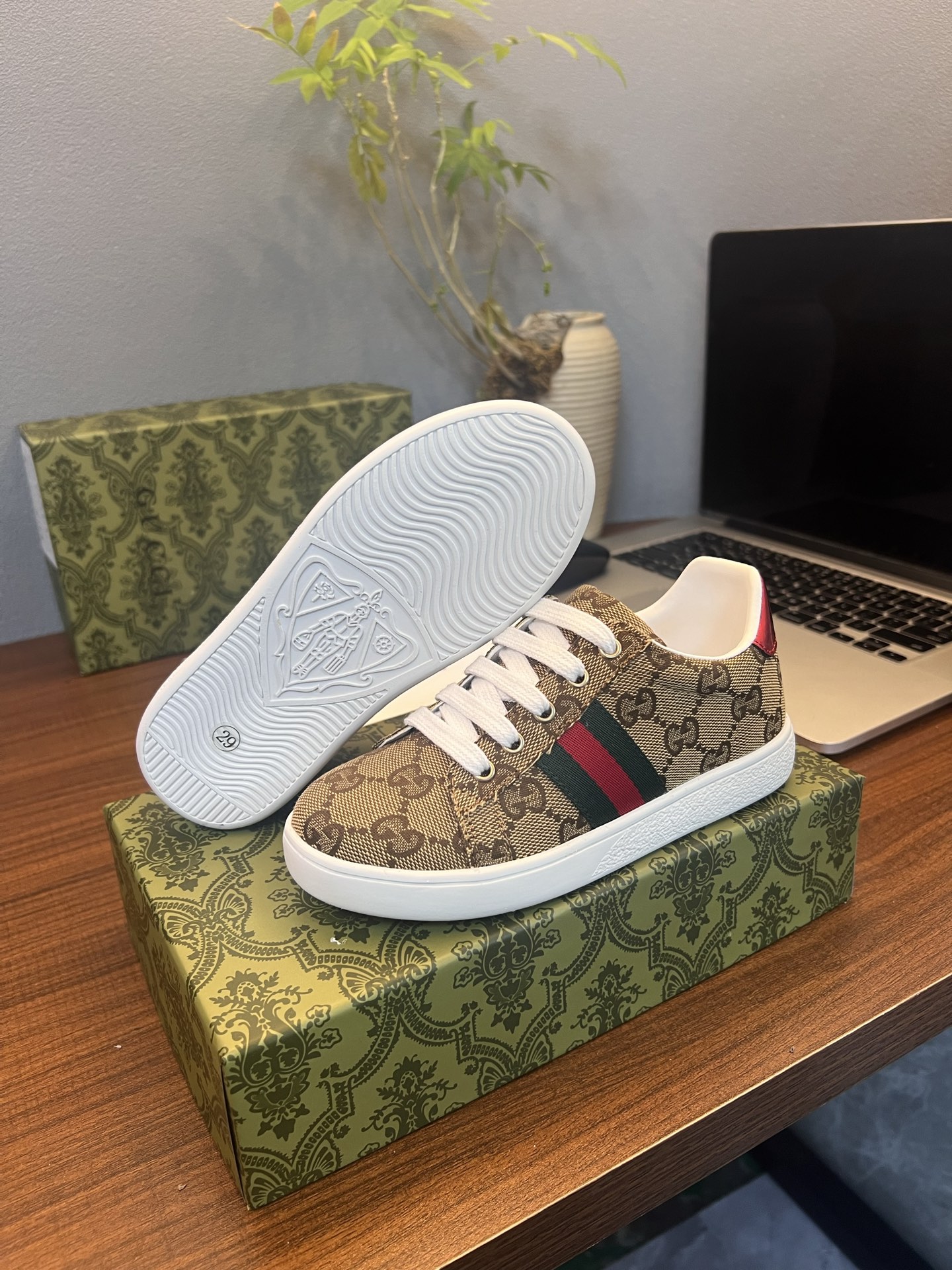 Children's shoes child